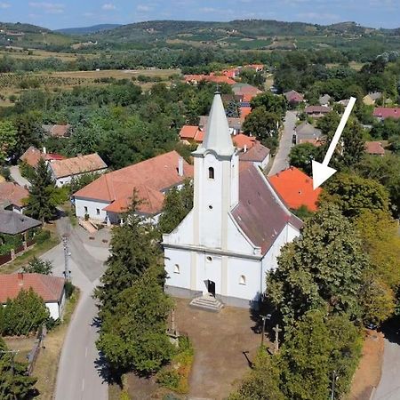 Parokia Apartman Es Coworking A Balaton Mellett Kaptalantoti Exterior foto