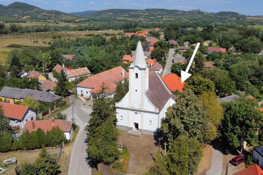 Parokia Apartman Es Coworking A Balaton Mellett Kaptalantoti Exterior foto
